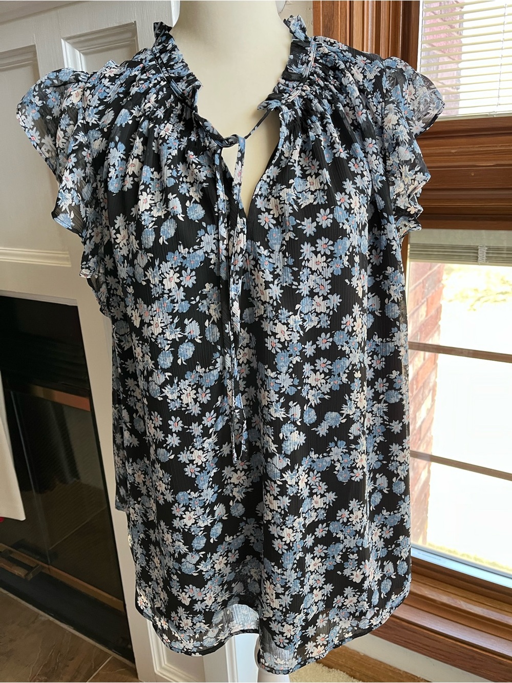 LOFT Black Floral Tie-Neck Ruffle Sleeve Blouse — NWOT